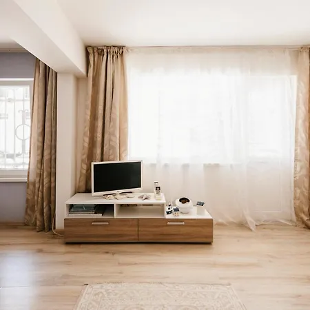 Modern 5 Min From & Center With Private Garden *